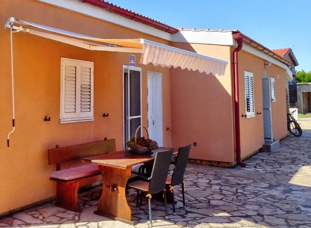 Studio Apartman I Mali Apartman Vir Exterior photo